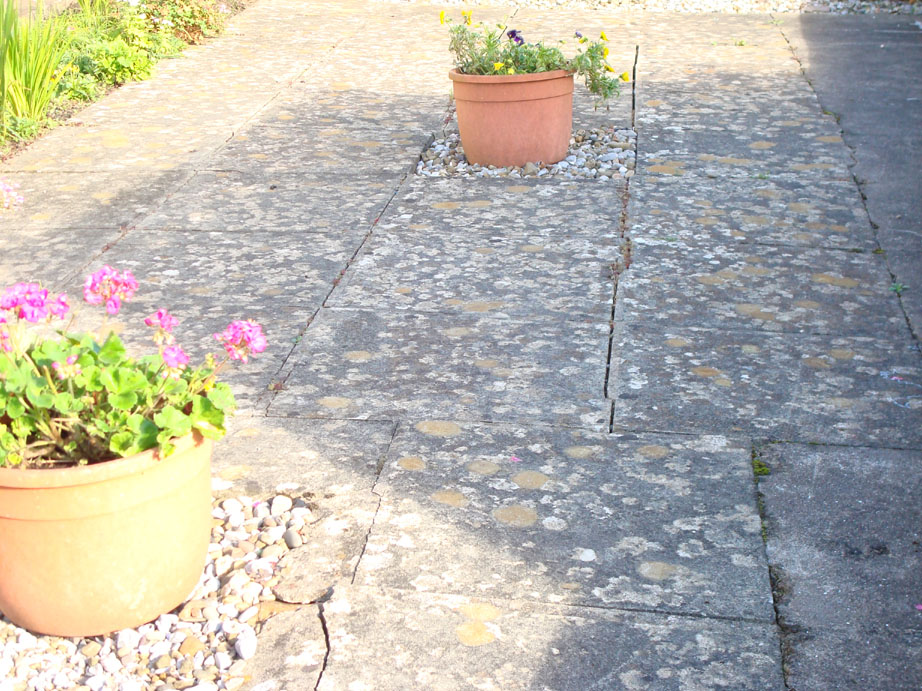 Patio before and after cleaning by Homefix UK 